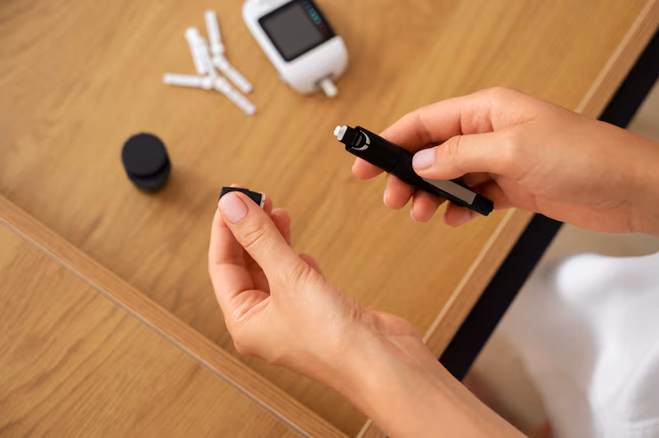 Un camino en la naturaleza que simboliza el viaje hacia el bienestar